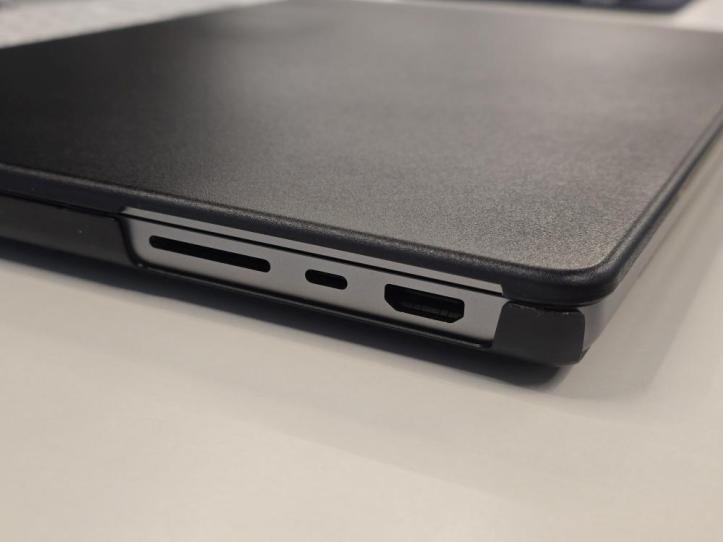 Incase Dots Hardshell Case